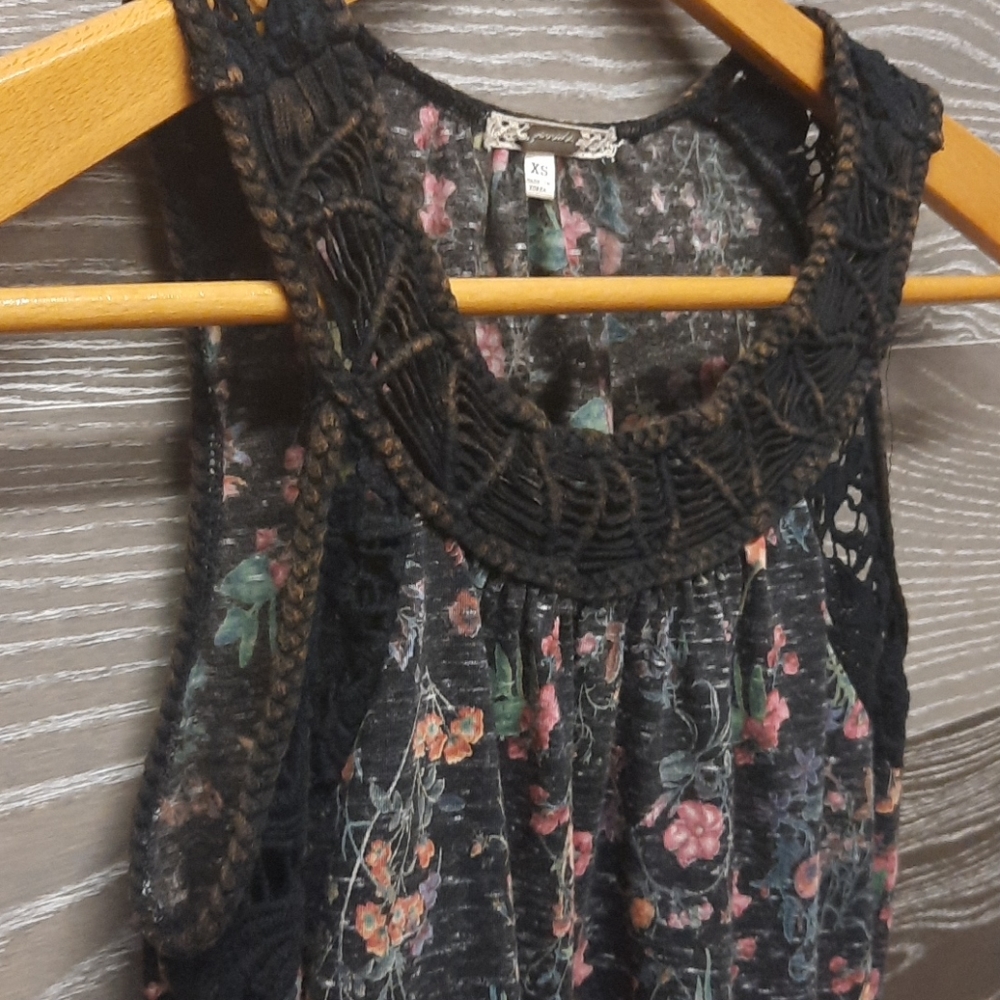 GIMMICKS XS WEB KNIT BLACK FLOWERED VINTAGE TANK TOP - Picture 2 of 12